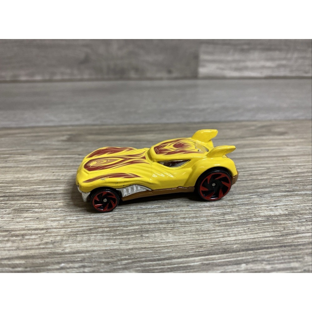 2010 Mattel Hot Wheels Howlin' Heat 1:64 Scale‎ Yellow Die-Cast Kids Car Toy #1m